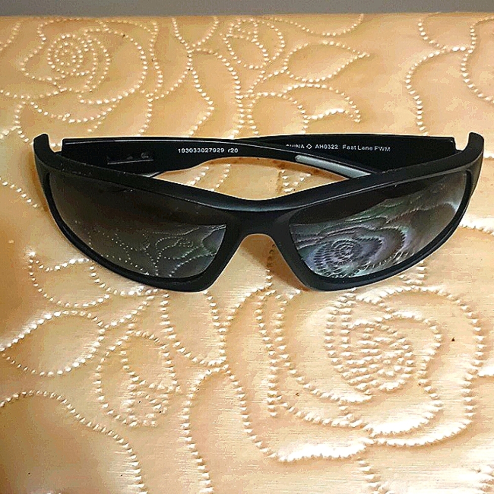 Foster Grant Womens Fast Lane Sunglasses, Black, One Size US10